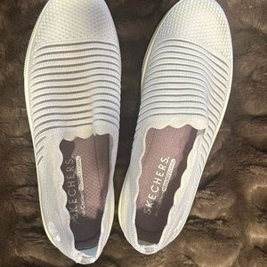 Women’s size 8 very comfortable sketchers, with air cooled memory foam!